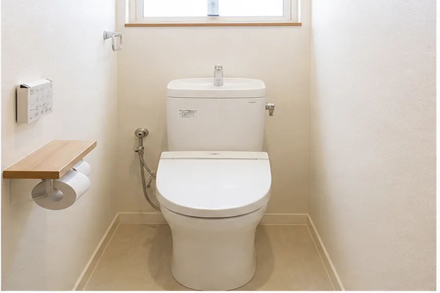 清掃後のトイレ室内