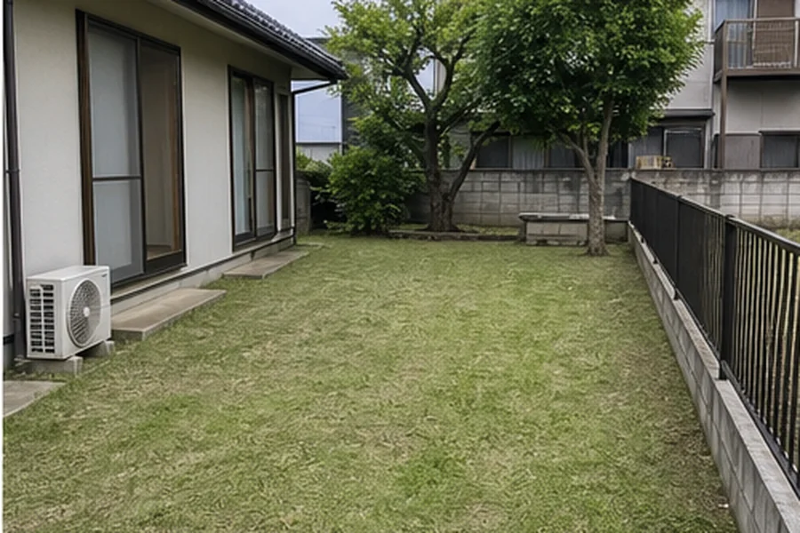 草刈り後に整った住宅の庭